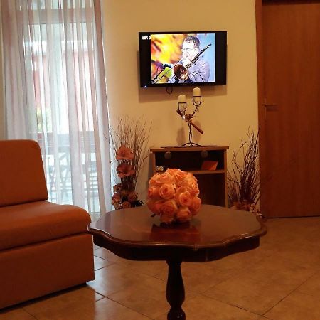Family Apartments Suzi Rovigno Esterno foto