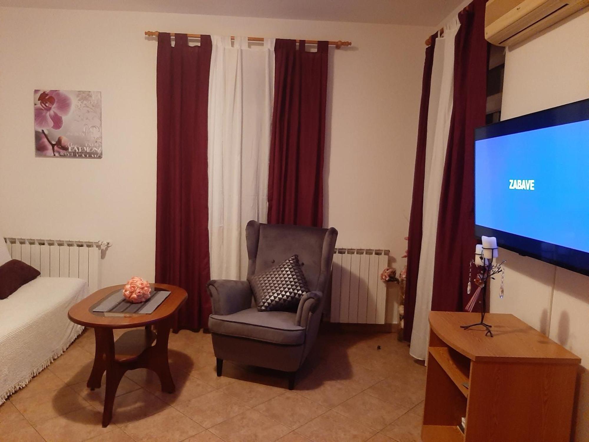 Family Apartments Suzi Rovigno Esterno foto