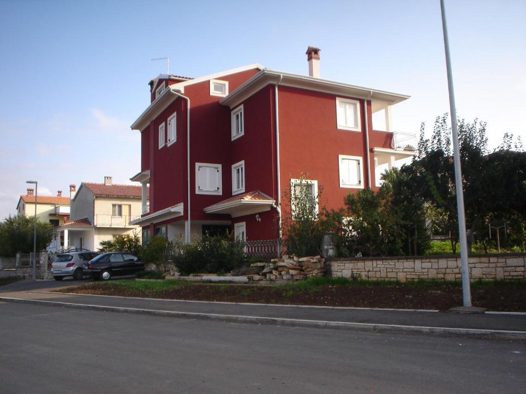 Family Apartments Suzi Rovigno Esterno foto