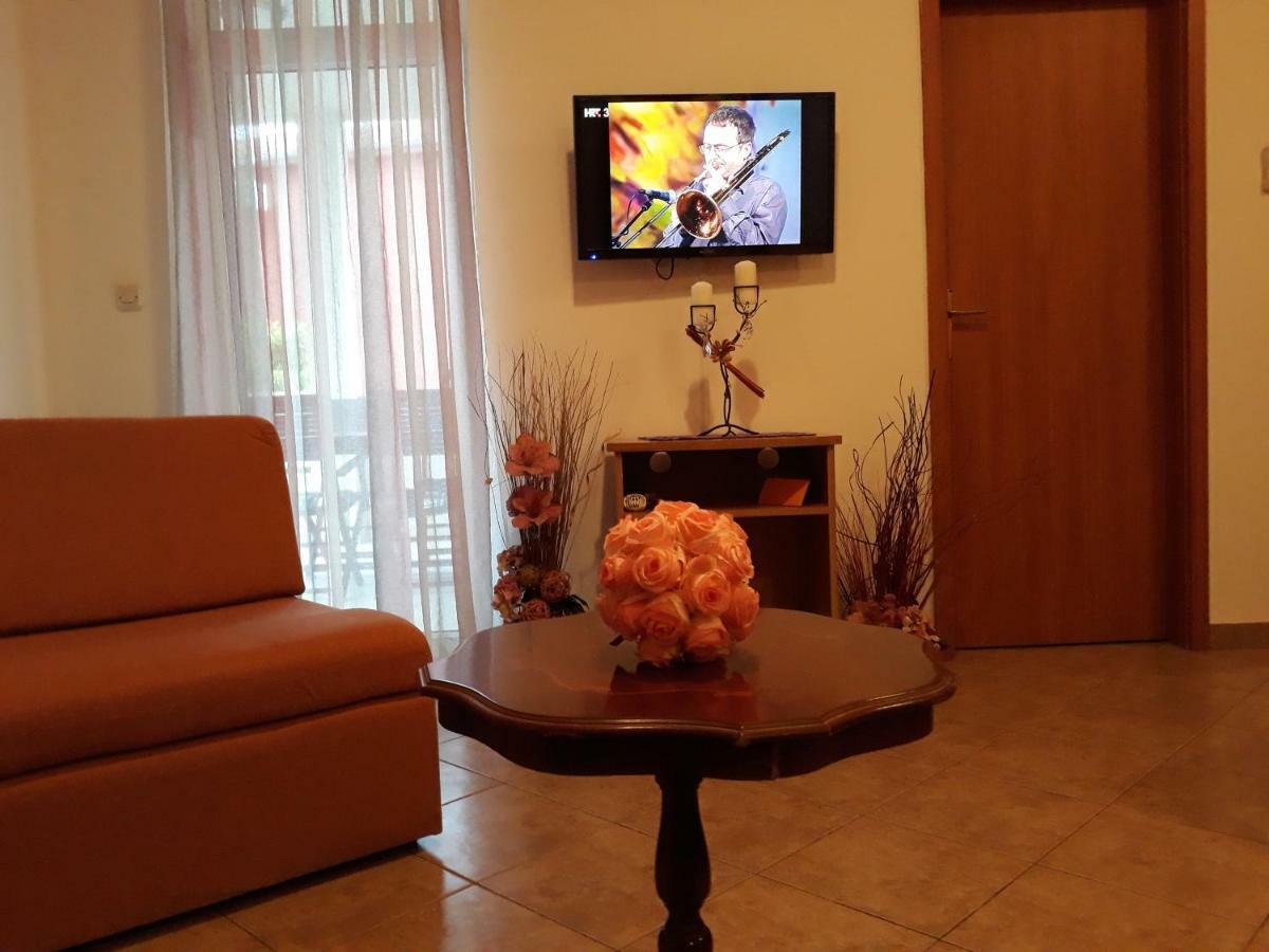 Family Apartments Suzi Rovigno Esterno foto