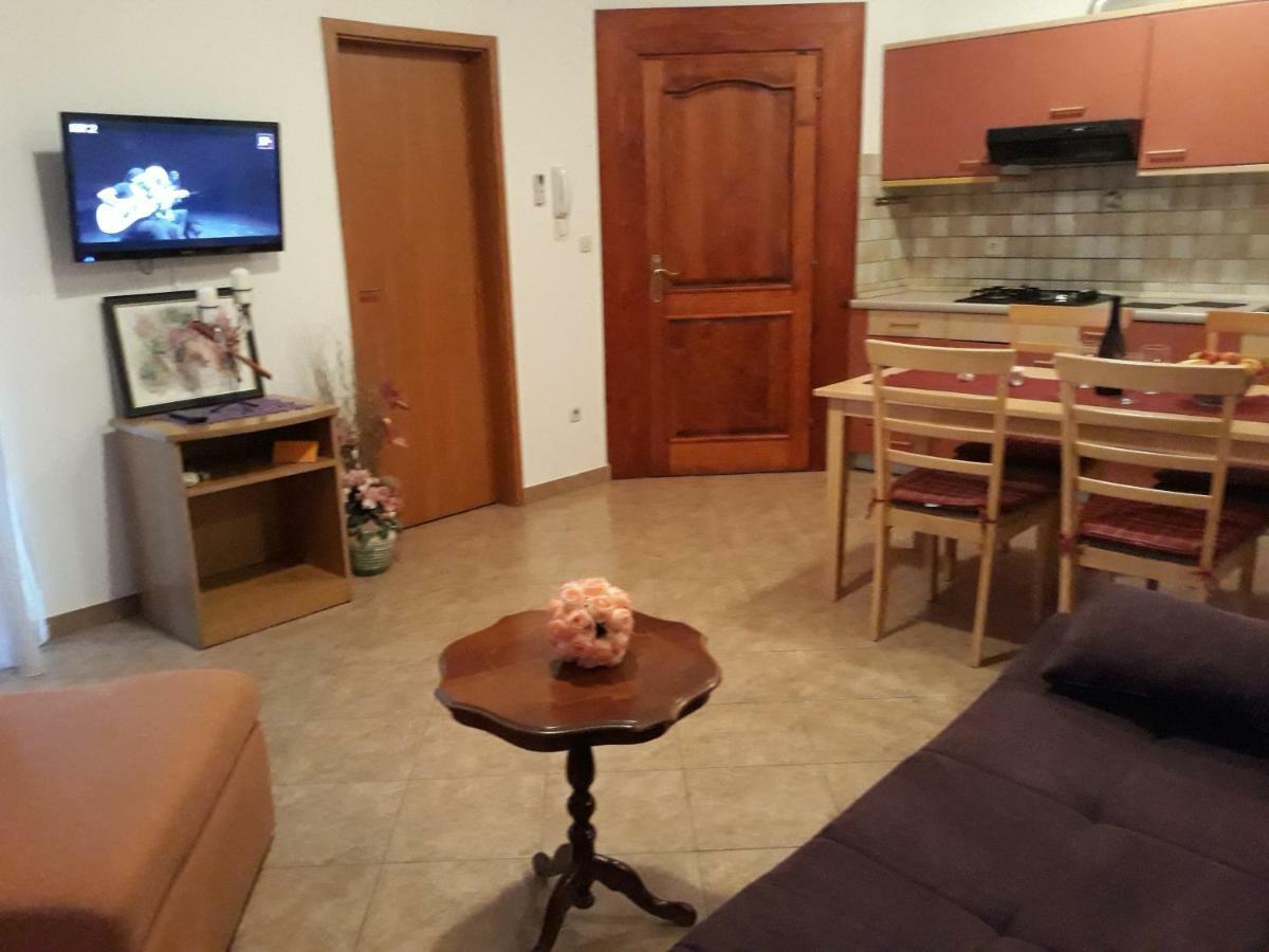 Family Apartments Suzi Rovigno Esterno foto