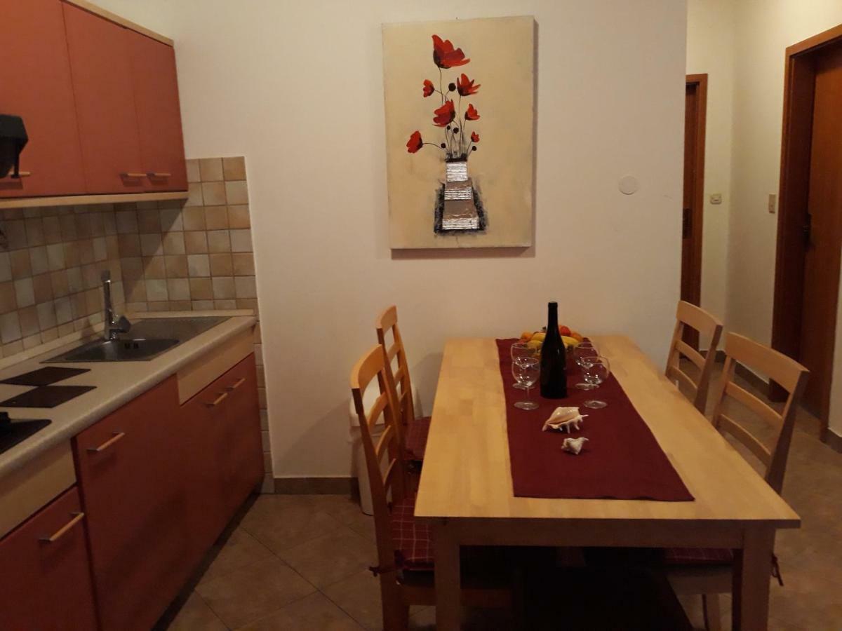 Family Apartments Suzi Rovigno Esterno foto